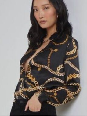 Aritzia Wilfred black & gold chain print silky top♥️